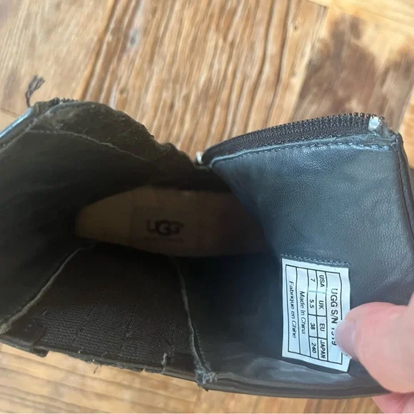 UGG women’s black leather zip boots - Picture 7 of 10